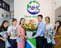 Ông Nguyễn Quang Hưng thay mặt Ban lãnh đạo Trung tâm tặng lẵng hoa chúc mừng các chị em