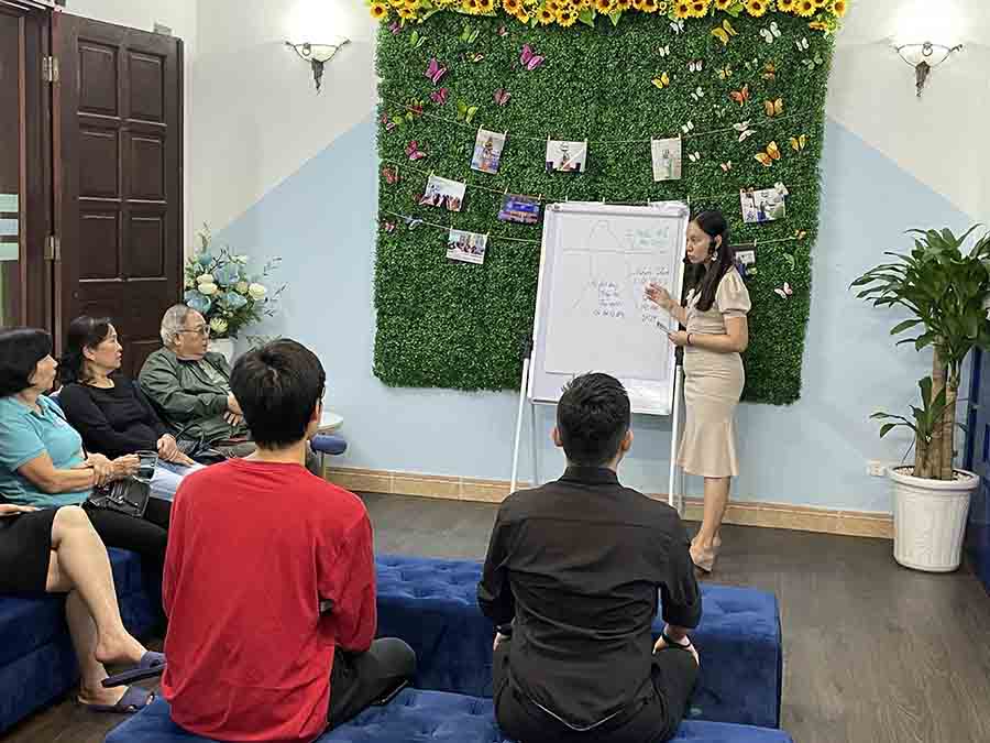 Chương trình hỗ trợ nhóm "Chìa khoá Kết nối gia đình" do chuyên gia tâm lý Bùi Thị Hải Yến chia sẻ